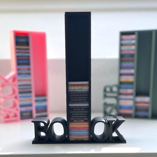 Milieuansicht 3D-gedruckter Lesezielturm im Farbton Matt Schwarz bietet Platz für 50 Mini-Bücher zwischen horizontalem "BOOK" Schriftzug