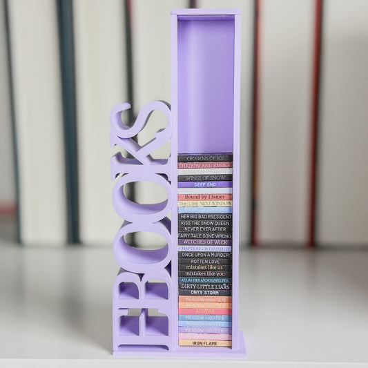 Milieuansicht 3D-gedruckter Lesezielturm im Farbton Flieder Matt bietet Platz für 50 Mini-Bücher mit vertikalem "EBOOKS" Schriftzug befüllt mit ca. 30 beklebten Mini-Büchern