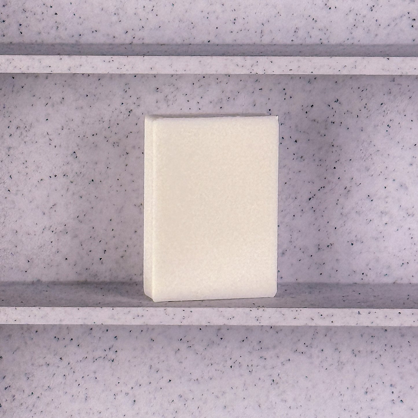 Frontansicht Mini-Buch aus weißem Kunststoff zum Selbstbekleben mit Buchcovern für Leseturm und Reading-Goals