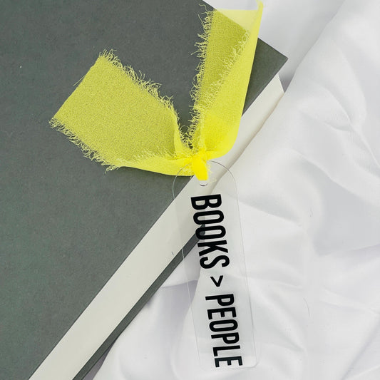 Liebevoll gestaltetes, abgerundetes Lesezeichen aus Acryl mit gelbem Chiffonband und beklebt mit schwarzem Folienaufdruck "BOOKS > PEOPLE"