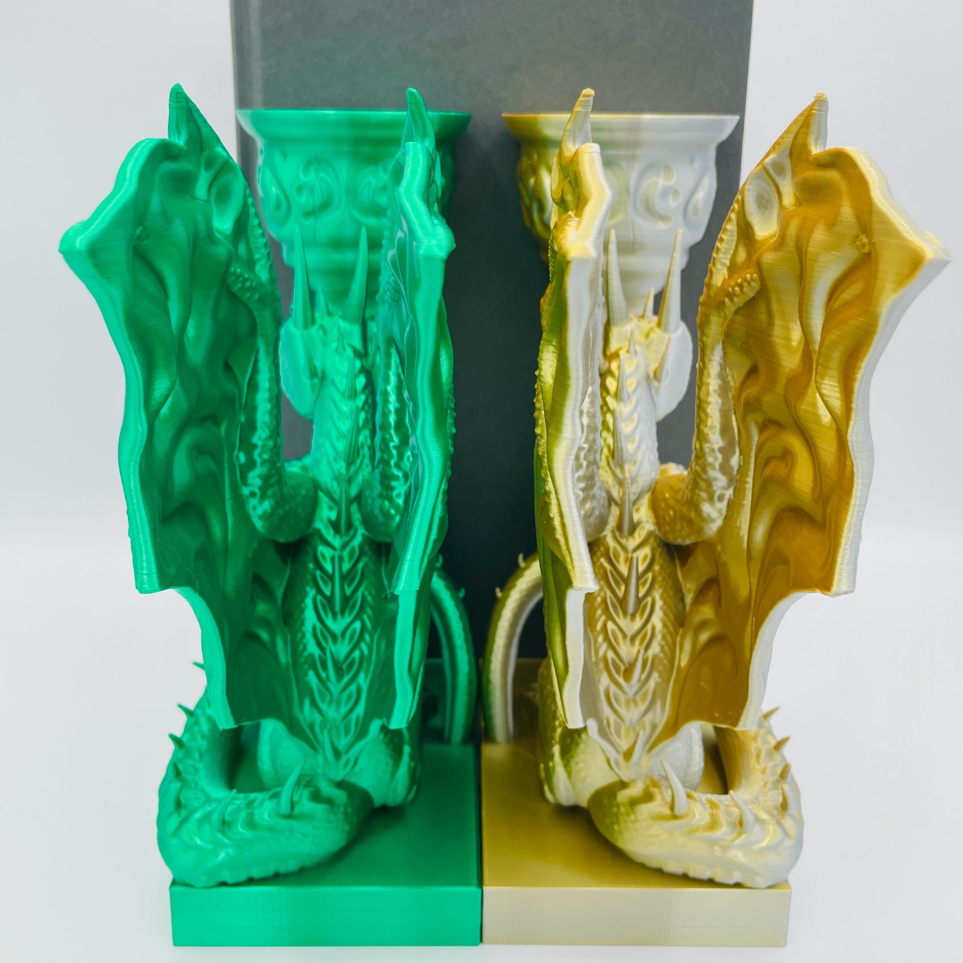 Detailansicht des Rückens der Drachen zweier 3D-gedruckten Buchstütze in Smaragd Grün und Gold-Silber mit metallischem Farbverlauf