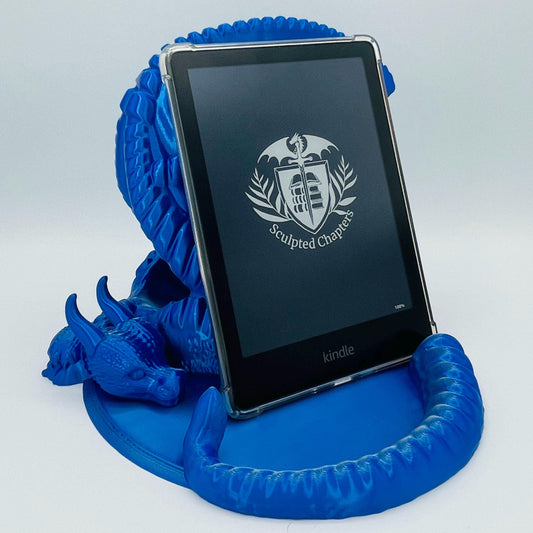 3D-gedruckte Halterung für E-Reader in Form eines schlafenden Drachens mit Kindle in Blau-Silber