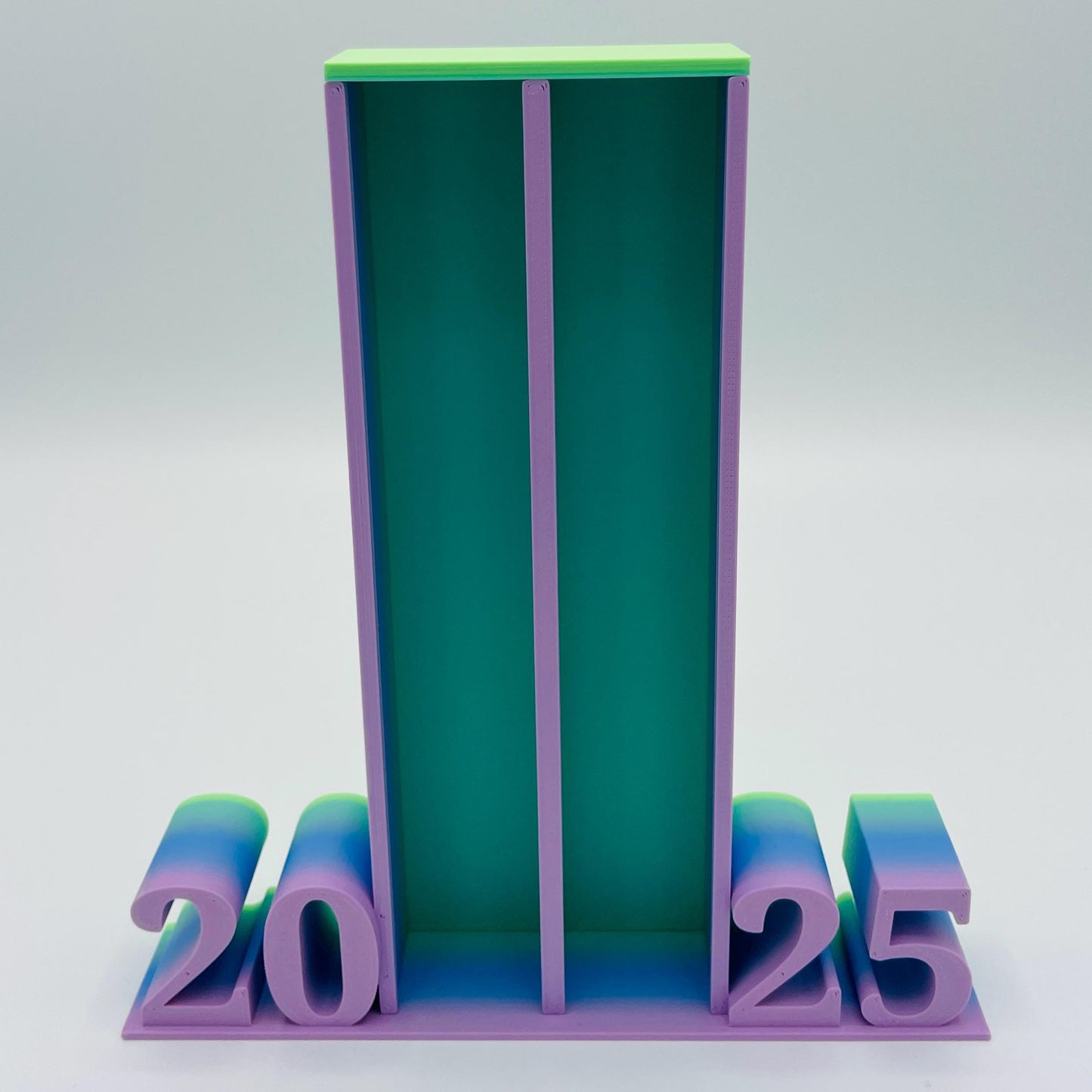 Frontansicht 3D-gedruckter Leseturm mit 2025 Schrift, 2 Spalten für je 50 Mini-Bücher zum Tracken des Lesefortschritts im Jahr 2025 im Farbton RB Matt Regenbogen-Farbverlauf
