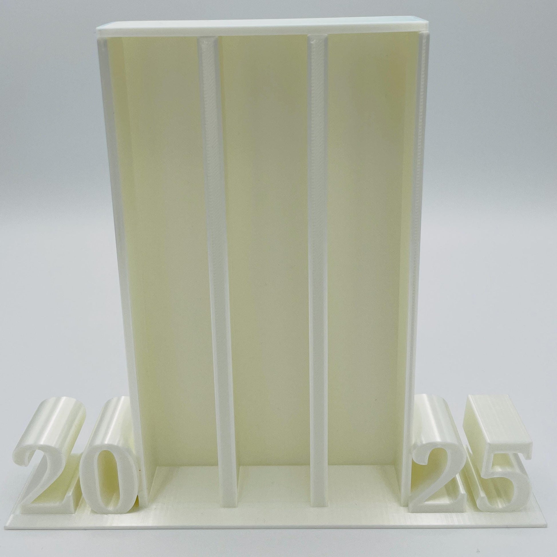 Frontansicht 3D-gedruckter Leseturm mit 2025 Schrift, 3 Spalten für je 50 Mini-Bücher zum Tracken des Lesefortschritts im Jahr 2025 im Farbton Perlmutt Weiß
