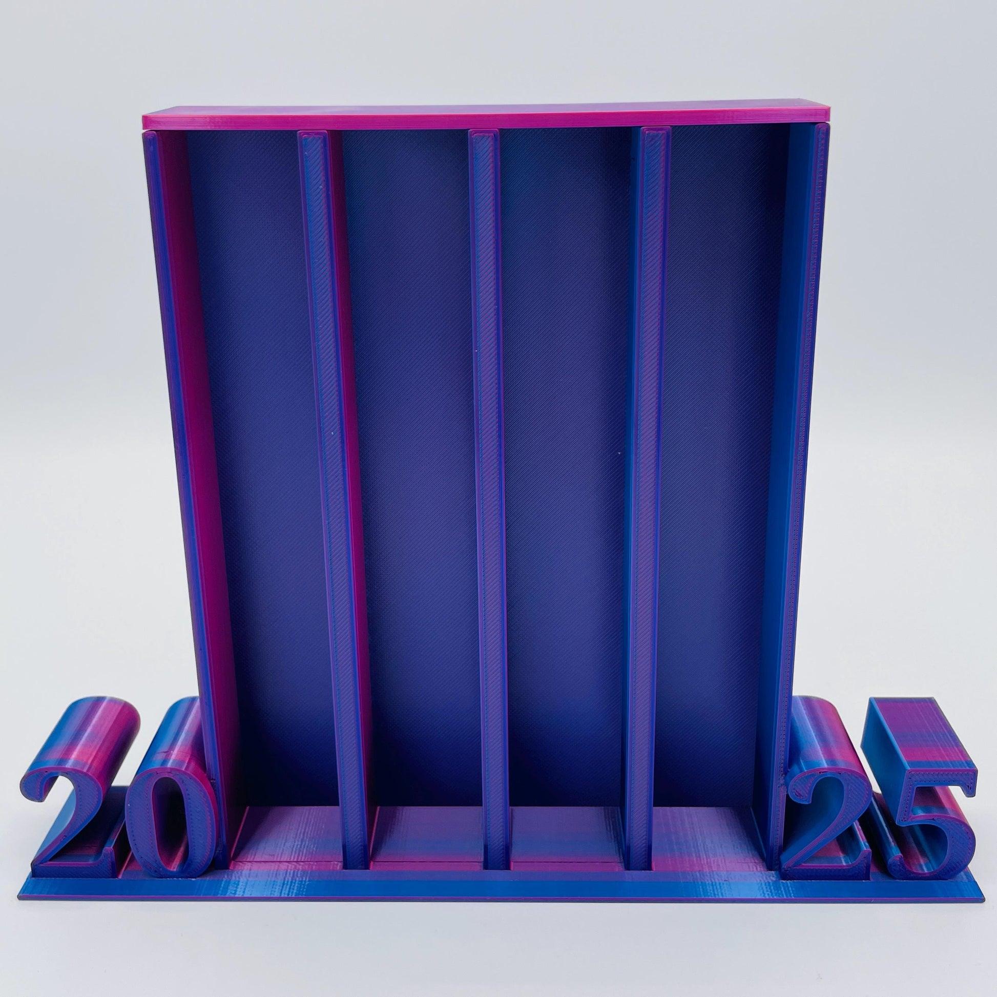 Frontansicht 3D-gedruckter Leseturm mit 2025 Schrift, 4 Spalten für je 50 Mini-Bücher zum Tracken des Lesefortschritts im Jahr 2025 im Farbton Blau-Pink-Lila
