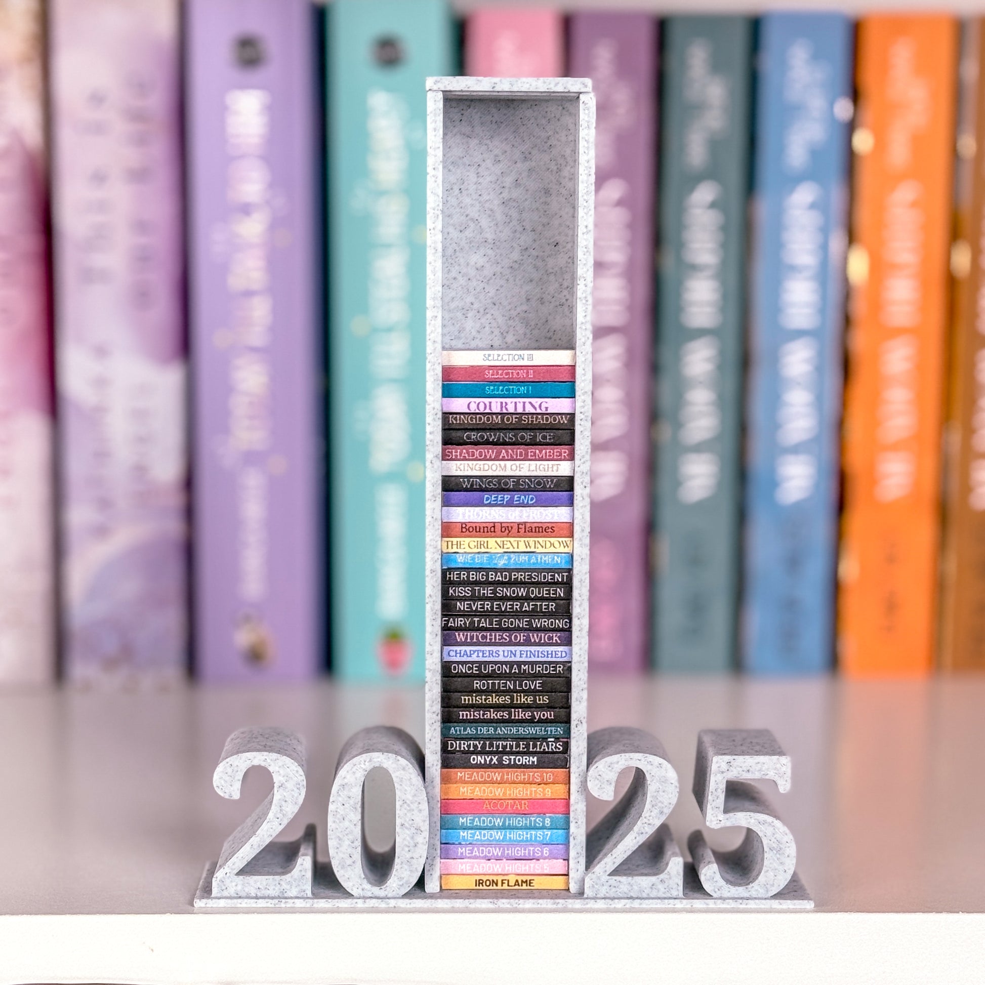 Frontansicht 3D-gedruckter Leseturm mit 2025 Schrift, 1 Spalte für 50 Mini-Bücher zum Tracken des Lesefortschritts im Jahr 2025 im Farbton Marmor
