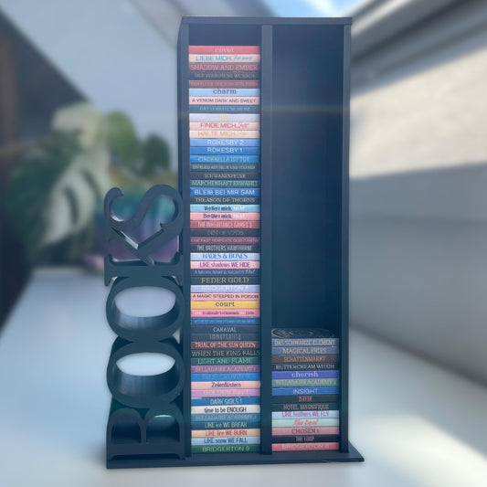 Milieuansicht 3D-gedruckter Lesezielturm im Farbton Schwarz Matt bietet Platz für 100 Mini-Bücher mit vertikalem "BOOKS" Schriftzug befüllt mit über 50 beklebten Mini-Büchern