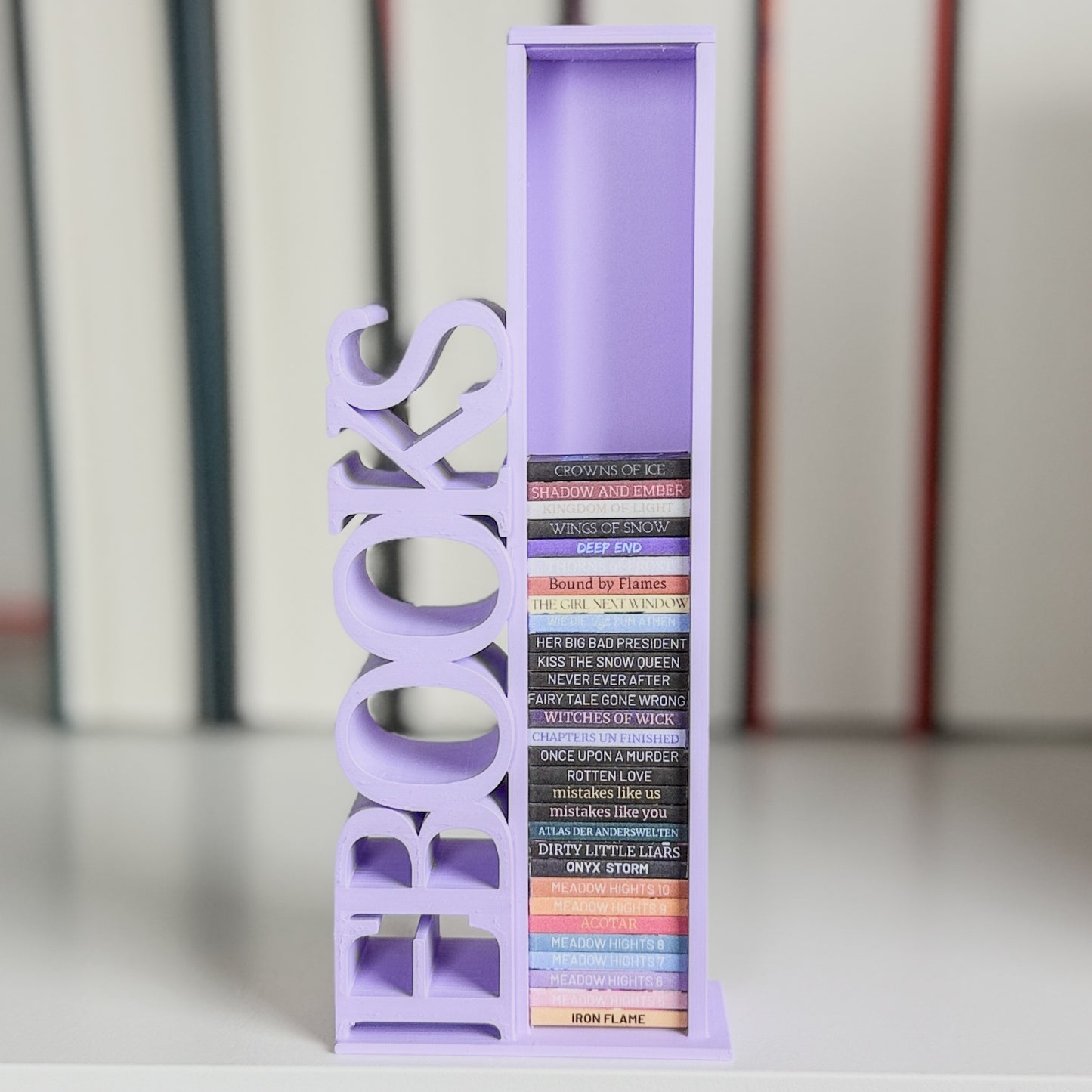 Milieuansicht 3D-gedruckter Lesezielturm im Farbton Flieder Matt bietet Platz für 50 Mini-Bücher mit vertikalem "EBOOKS" Schriftzug befüllt mit ca. 30 beklebten Mini-Büchern