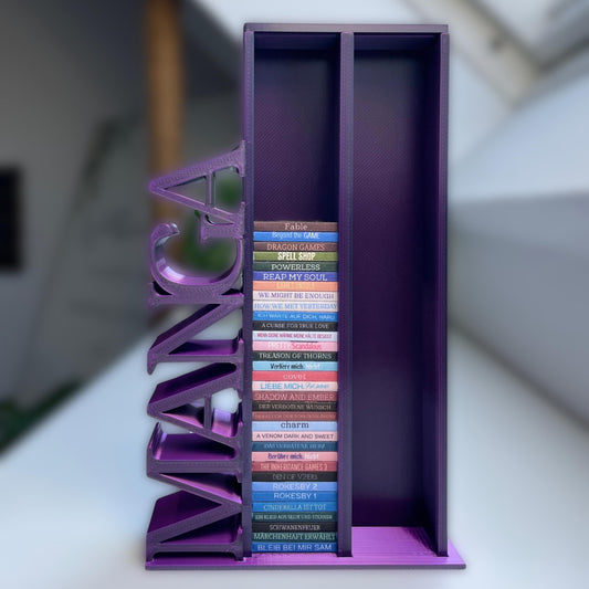 Milieuansicht 3D-gedruckter Lesezielturm im Farbton Blau-Lila-Pink bietet Platz für 100 Mini-Bücher mit vertikalem "MANGA" Schriftzug befüllt mit über 30 beklebten Mini-Büchern