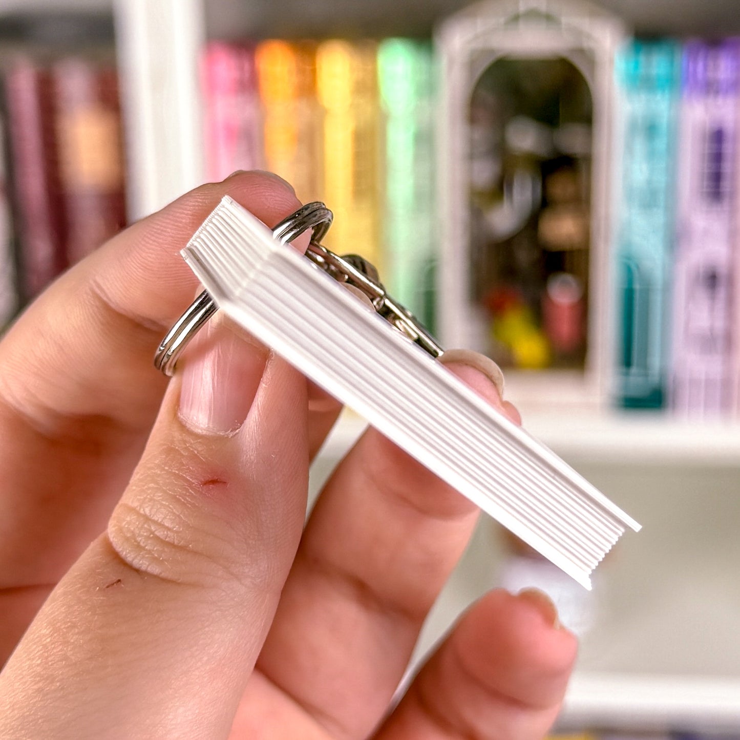 Seitenansicht Schlüsselanhänger "Minibuch" mit silbernem Schlüsselring und Karabiner