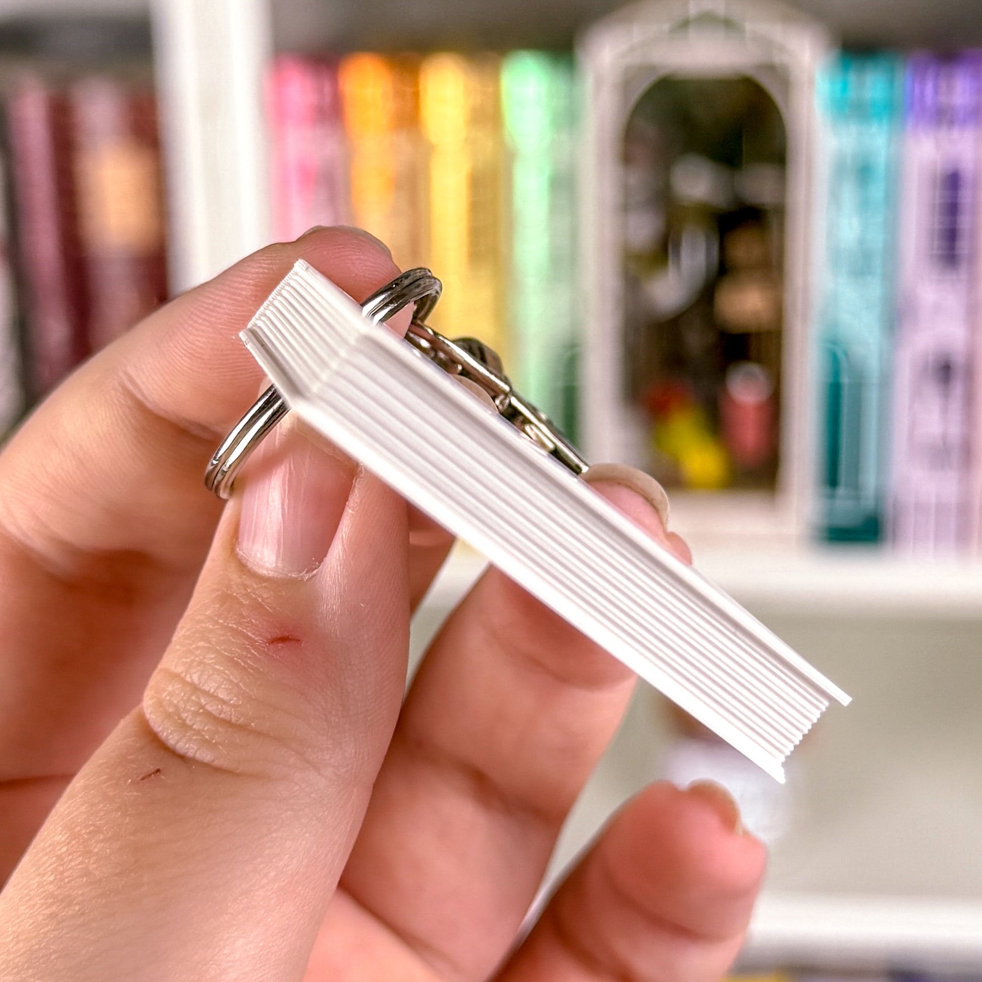 Seitenansicht Schlüsselanhänger "Minibuch" mit silbernem Schlüsselring und Karabiner