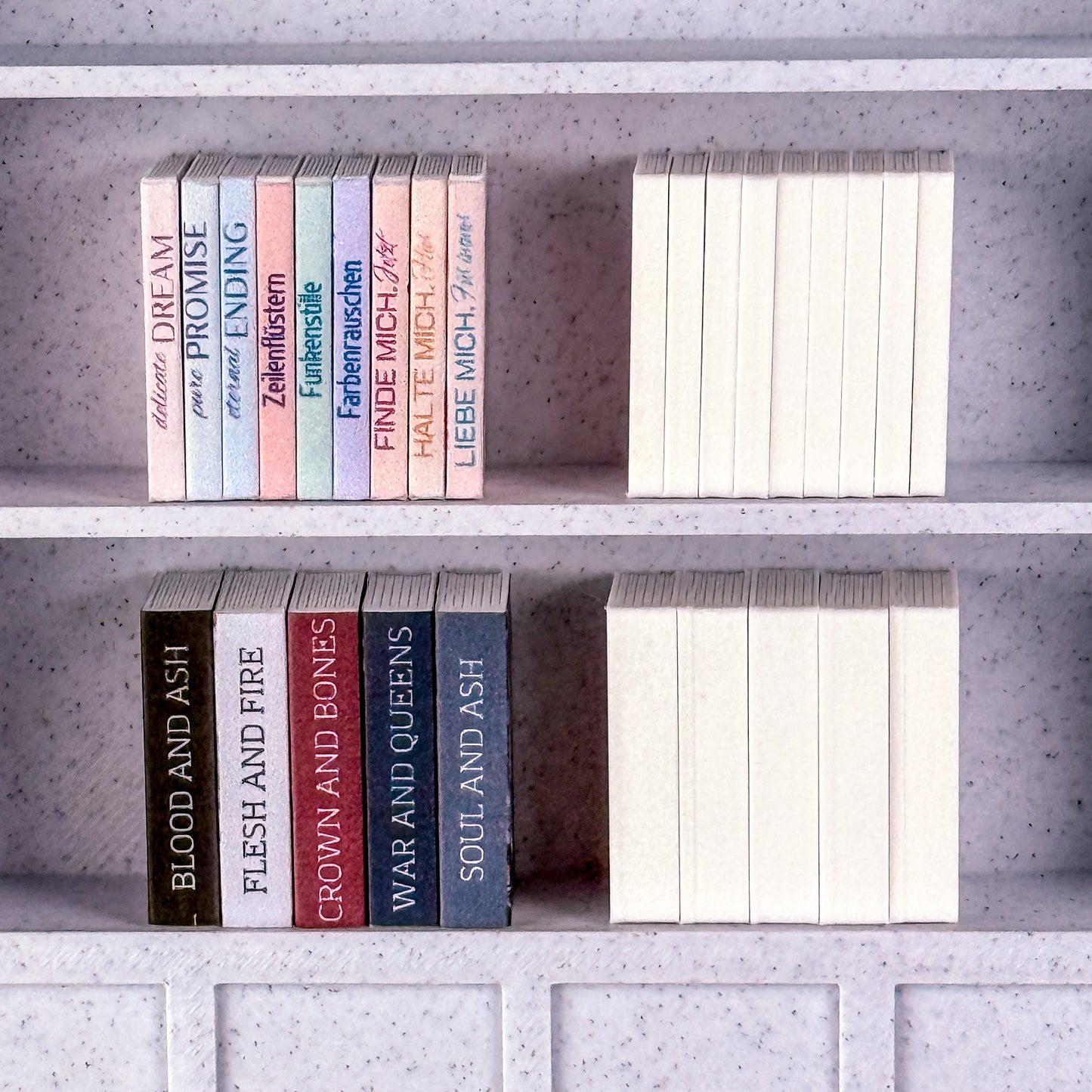 Seitenansicht Buchrücken Mini-Buch aus weißem Kunststoff zum Selbstbekleben mit Buchcovern für Leseturm und Reading-Goals. Links mit Covern beklebt, rechts blanko.