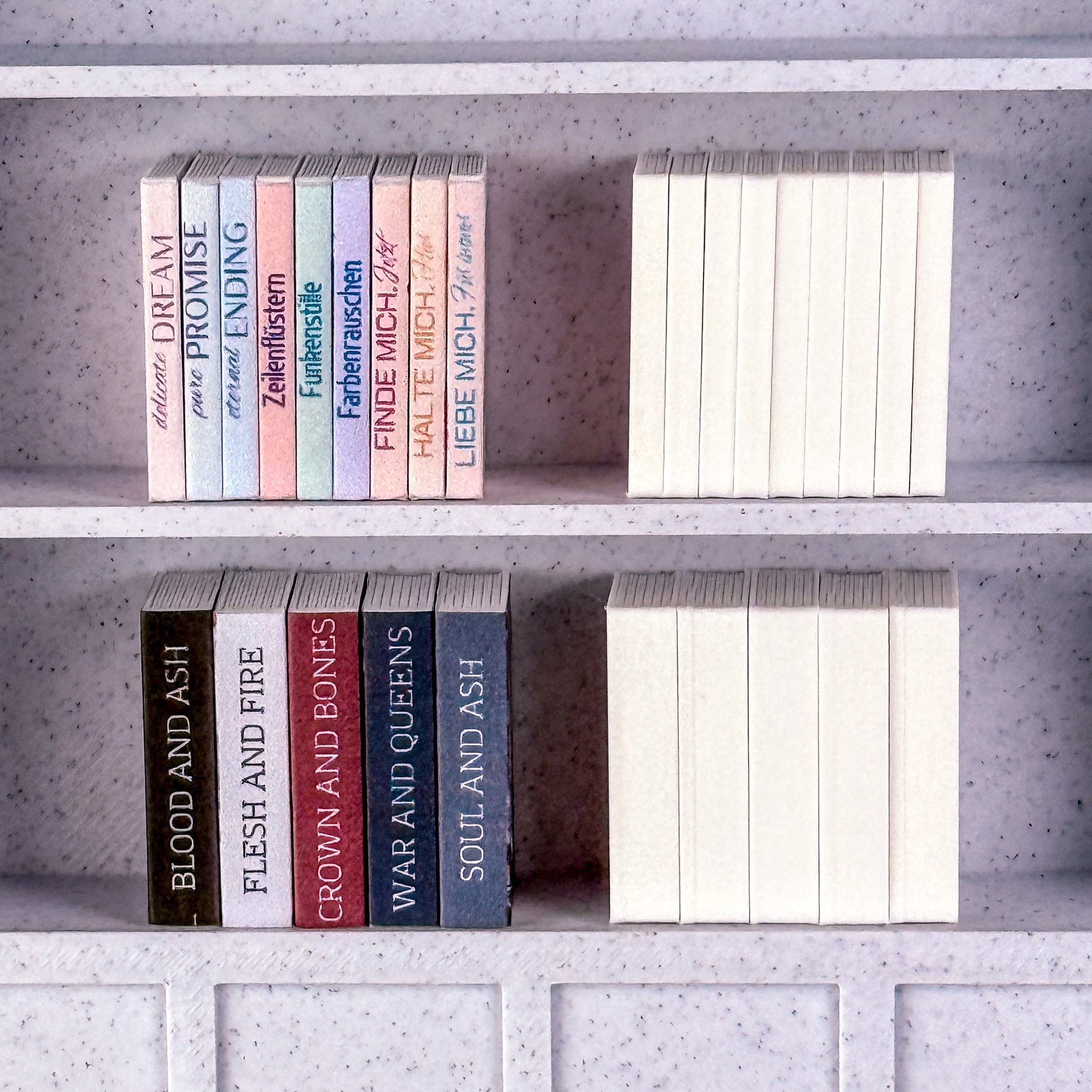 Seitenansicht Buchrücken Mini-Buch aus weißem Kunststoff zum Selbstbekleben mit Buchcovern für Leseturm und Reading-Goals. Links mit Covern beklebt, rechts blanko.