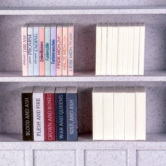 Seitenansicht Buchrücken Mini-Buch aus weißem Kunststoff zum Selbstbekleben mit Buchcovern für Leseturm und Reading-Goals. Links mit Covern beklebt, rechts blanko.