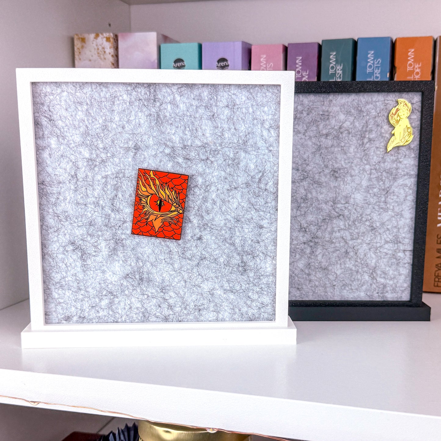 Zwei Pin Aufsteller 3D gedruckt aus PLA. Einer in Matt Weiß und der andere in Matt schwarz. Im Inneren des Rahmens befindet sich eine graue Filz Pinwand.