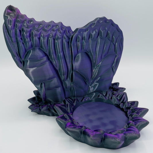 Frontansicht 3D-gedruckte Halterung für Bücher in Form eines Schmetterlings auf einer Blume in Lila-Schwarz