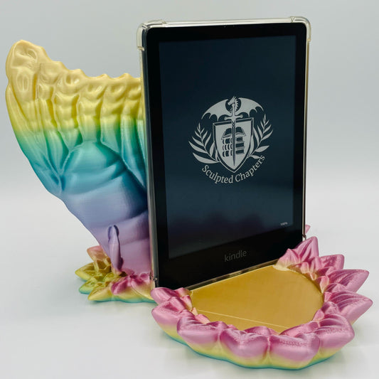 Frontansicht 3D-gedruckte Halterung E-Reader in Form eines Schmetterlings auf einer Blume in RB Pastell Glänzendem Regenbogenfarbverlauf mit Kindle
